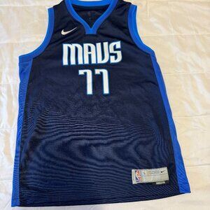 Nike Luka Doncic Jersey Dallas Mavericks Youth Large